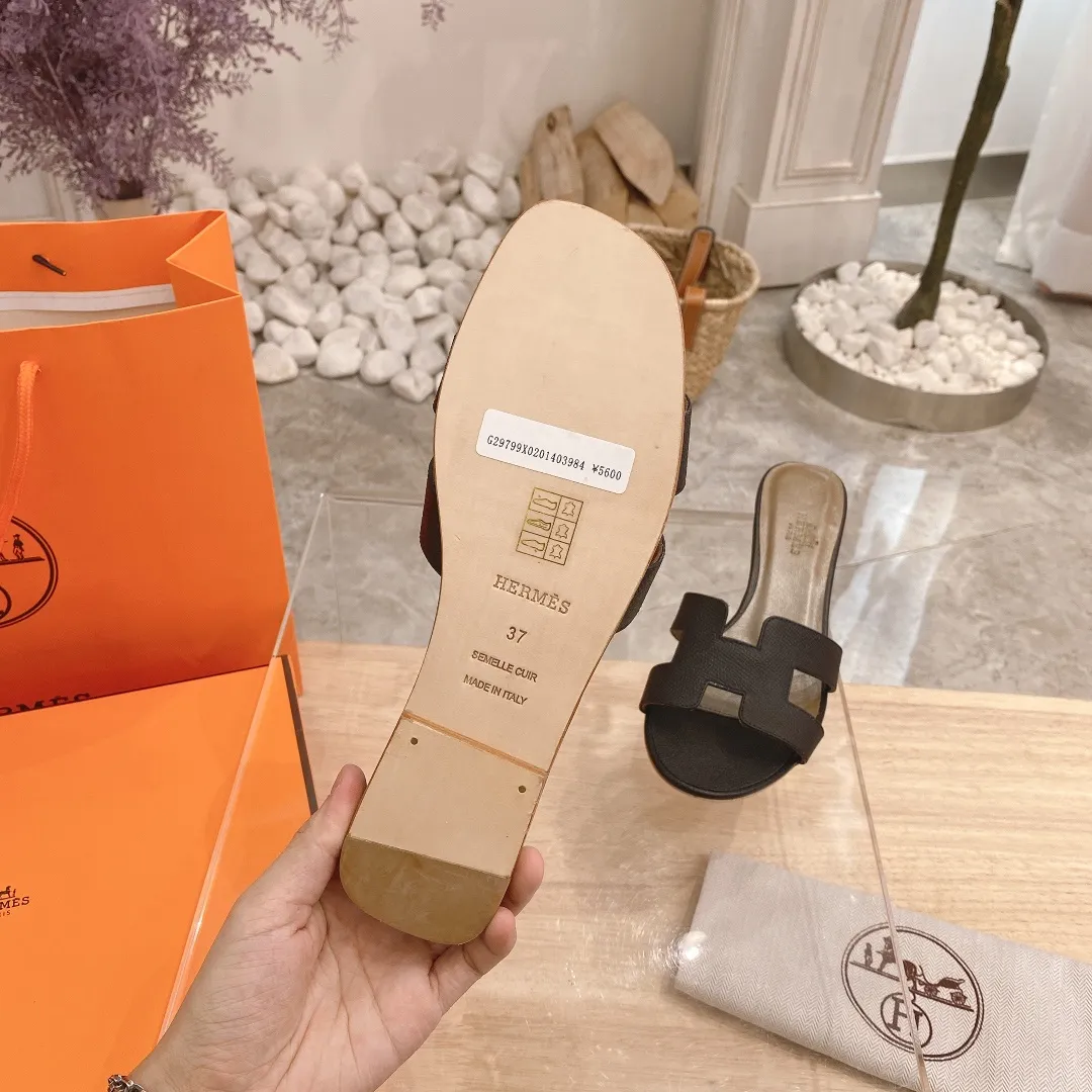 👟👟Ex-factory price 300👟👟 Genuine leather sole +40 🦄Hermès "Palm Print" has added new color sandals, "Year-round shipment" with three-dimensional concave and convex feeling on the classic "H" upper... It is a must-have item in your wardrobe, and it is magically versatile in this summer! This model fully demonstrates the classic Hermès style "palm print". Classic calfskin material ~ imported sheepskin. Lining 🐎Size: 34~42. Heel height ② type: low heel 1.5cm. Medium heel 4.5cm. Genuine leather sole +40 rubber sole.